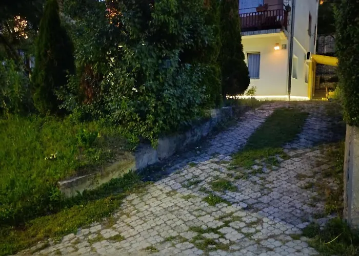 Cozy Apartment With Garden